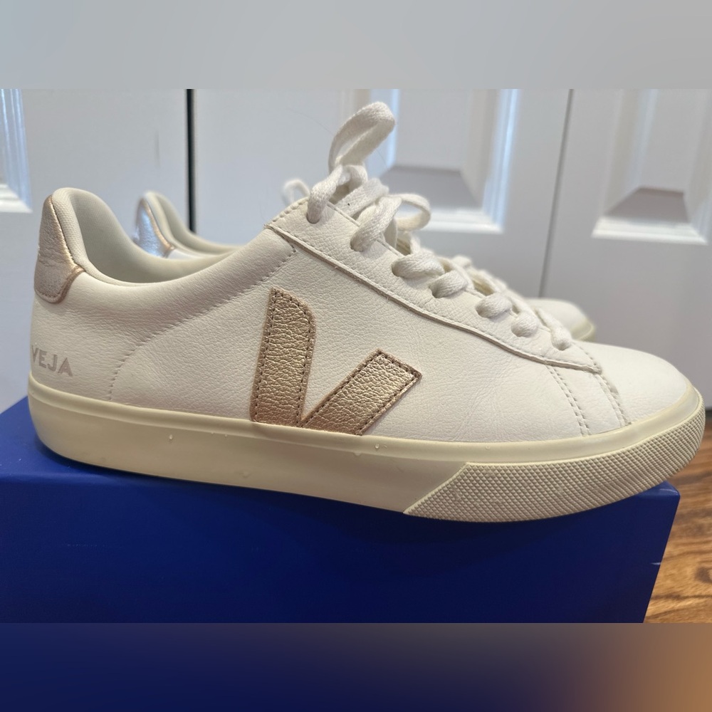 VEJA CAMPO LEATHER WHITE PLATINE
 Size: Us Men’s 9 / EU 42. Great condition!